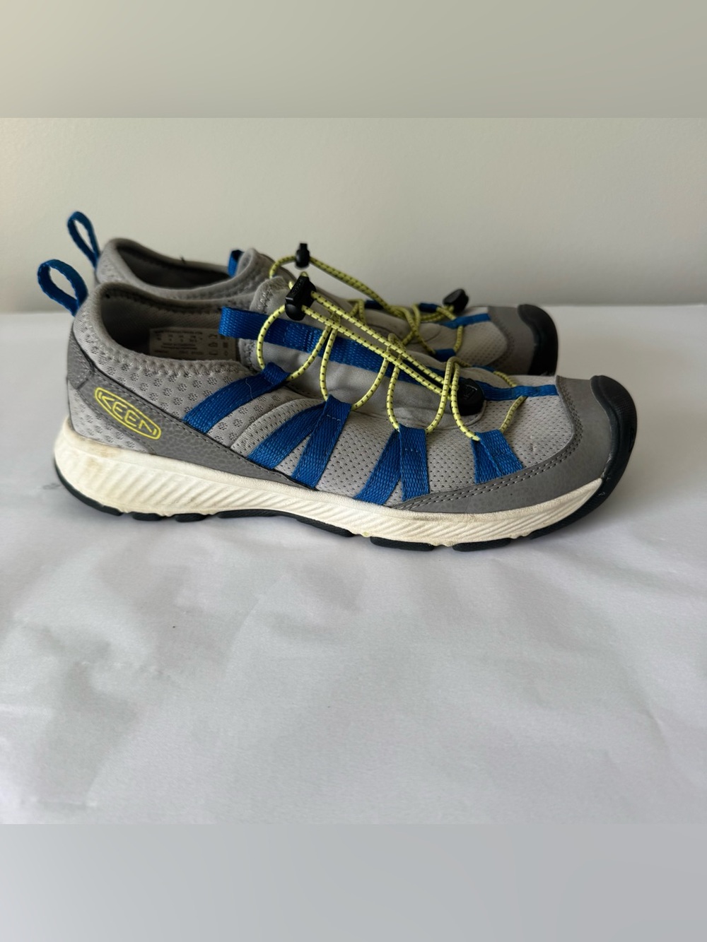 KEEN Size 4 Boys or Girls Motozoa Sneakers Shoes